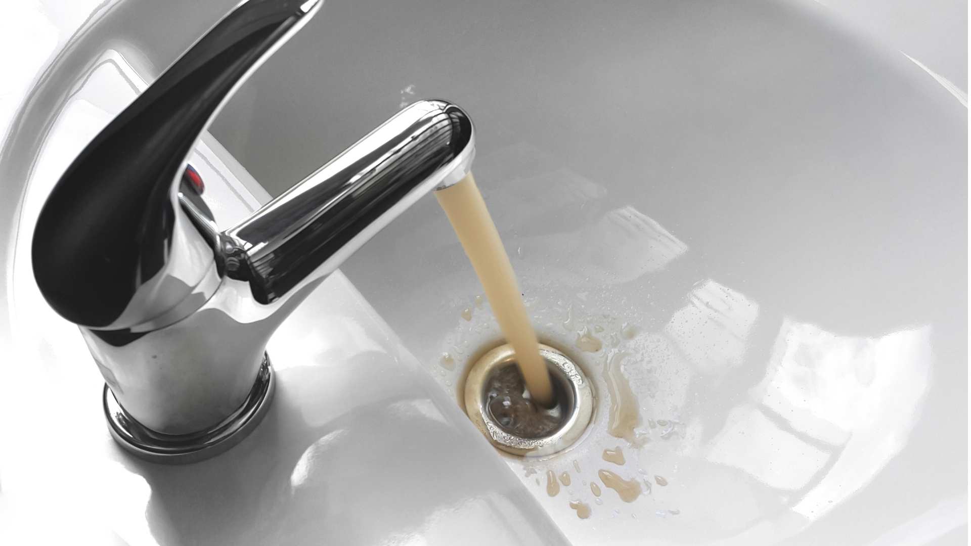 7 signs your tap water might be contaminated